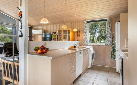 Nadia - 1.7Km from the Sea: Keuken, Interieur Ontwerp, Countertop, Hout, Flooring, Meubilair, Plafond, Toestel Van De Keuken, Verdieping, Cabinetry