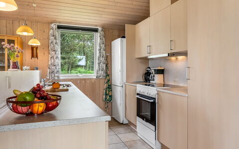 Nadia - 1.7Km from the Sea: Toestel Van De Keuken, Keuken, Countertop, Hout, Interieur Ontwerp, Major Appliance, Meubilair, Flooring, Loodgieterswerkinrichting, Wastafel