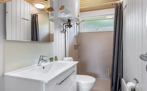 Nadia - 1.7Km from the Sea: Loodgieterswerkinrichting, Badkamer, Wastafel, Wastafel In De Badkamer, Interieur Ontwerp, Flooring, Kraan, Verdieping, Badkamerkast, Loodgieter
