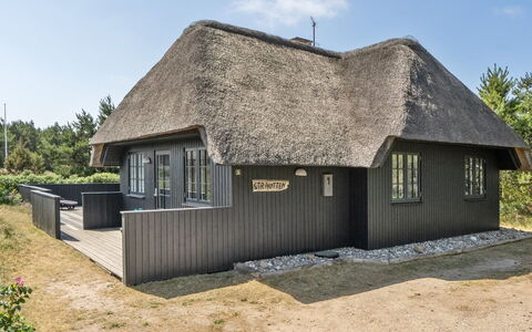 Sine - 500M from the Sea: Meubilair, Interieur Ontwerp, Flooring, Verdieping, Plafond, Kamer, Stoel, Tafel, Appartement, Keuken En Eettafel