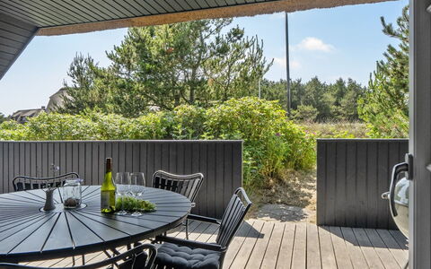 Sine - 500M from the Sea: Meubilair, Interieur Ontwerp, Flooring, Verdieping, Plafond, Kamer, Stoel, Tafel, Appartement, Keuken En Eettafel