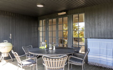 Sine - 500M from the Sea: Meubilair, Interieur Ontwerp, Flooring, Verdieping, Plafond, Kamer, Stoel, Tafel, Appartement, Keuken En Eettafel