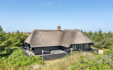 Sine - 500M from the Sea: Meubilair, Interieur Ontwerp, Flooring, Verdieping, Plafond, Kamer, Stoel, Tafel, Appartement, Keuken En Eettafel