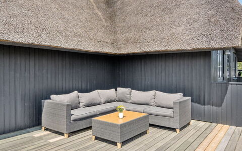 Sine - 500M from the Sea: Meubilair, Interieur Ontwerp, Flooring, Verdieping, Plafond, Kamer, Stoel, Tafel, Appartement, Keuken En Eettafel