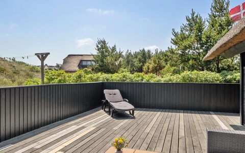 Sine - 500M from the Sea: Meubilair, Interieur Ontwerp, Flooring, Verdieping, Plafond, Kamer, Stoel, Tafel, Appartement, Keuken En Eettafel