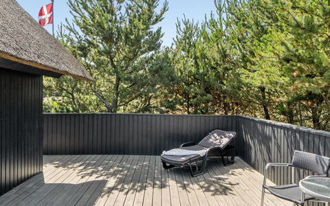 Sine - 500M from the Sea: Meubilair, Interieur Ontwerp, Flooring, Verdieping, Plafond, Kamer, Stoel, Tafel, Appartement, Keuken En Eettafel