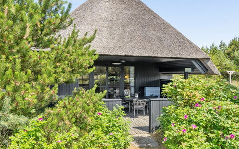 Sine - 500M from the Sea: Meubilair, Interieur Ontwerp, Flooring, Verdieping, Plafond, Kamer, Stoel, Tafel, Appartement, Keuken En Eettafel