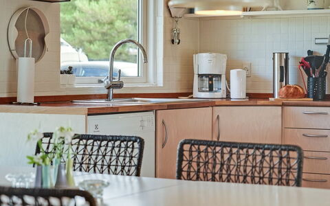 Emilia - 1.8Km from the Sea: Meubilair, Interieur Ontwerp, Keuken, Countertop, Verlichting, Tableware, Flooring, Cabinetry, Toestel Van De Keuken, Huis