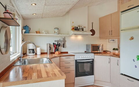Emilia - 1.8Km from the Sea: Toestel Van De Keuken, Keuken, Countertop, Interieur Ontwerp, Major Appliance, Meubilair, Flooring, Cabinetry, Lichte Inrichting, Hout