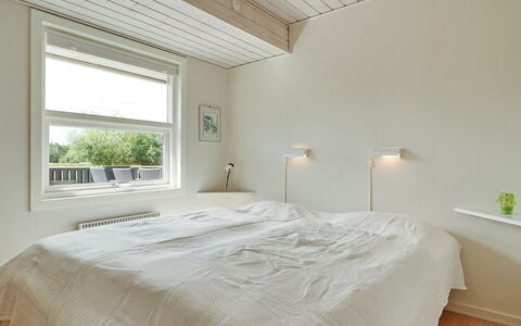 Emilia - 1.8Km from the Sea: Muur, Interieur Ontwerp, Plafond, Slaapkamer, Flooring, Hout, Bed, Verdieping, Laken, Bedding