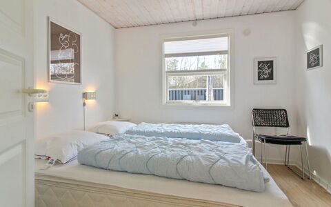 Emilia - 1.8Km from the Sea: Bed, Meubilair, Slaapkamer, Interieur Ontwerp, Muur, Verdieping, Hout, Plafond, Flooring, Bedding
