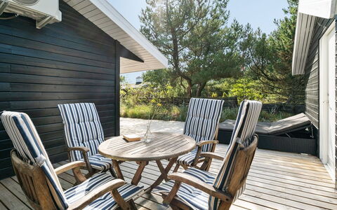 Solgunn - 900M from the Sea: Hout, Dak, Architectuur, Huis, Huis, Verblijf, Siding, Hardwood, Helling, Landgoed