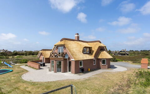 Stillan - 150M from the Sea: Huis, Huis, Dak, Woongebied, Verblijf, Landgoed, Boerderij, Gazon, Landscaping, Siding