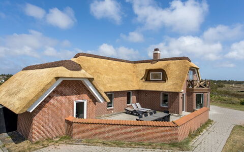 Stillan - 150M from the Sea: Huis, Huis, Dak, Woongebied, Verblijf, Landgoed, Boerderij, Gazon, Landscaping, Siding