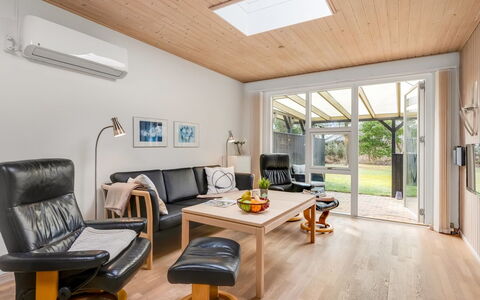 Ragnborg - 900M from the Sea: Meubilair, Interieur Ontwerp, Flooring, Hout, Verdieping, Bankstel, Plafond, Woonkamer, Houten Vloer, Verlichting