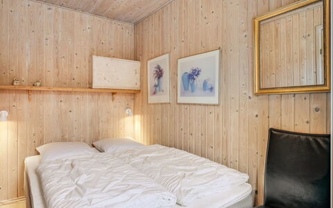 Ragnborg - 900M from the Sea: Bed, Slaapkamer, Hout, Laken, Bedding, Interieur Ontwerp, Plafond, Verdieping, Bed Frame, Flooring