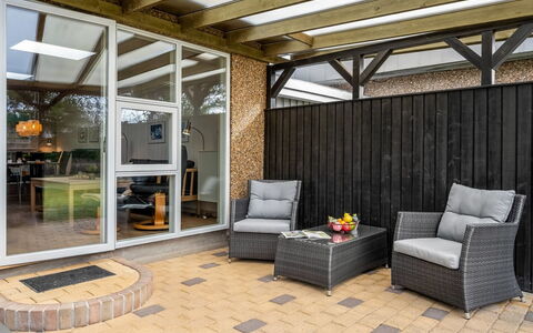Ragnborg - 900M from the Sea: Hout, Meubilair, Flooring, Verdieping, Buitenmeubels, Stoel, Huis, Veranda, Deur, Bloempot