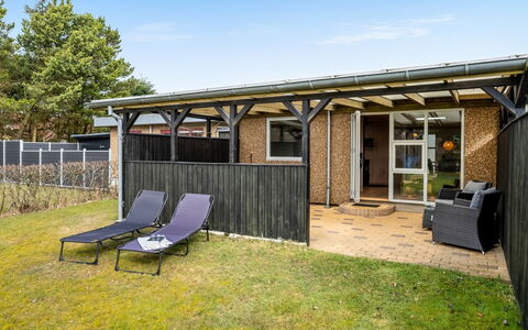 Ragnborg - 900M from the Sea: Verblijf, Schaduw, Siding, Veranda, Werf, Backyard, Tuin, Landgoed, Gazon, Garden Gebouwen