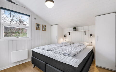 Liviana - from the Sea: Hout, Huis, Slaapkamer, Bed, Freezing, Bedding, Bed Frame, Plafond, Verblijf, Laken