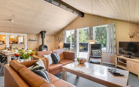 Valpuri - 1.3Km to the Fjord: Hout, Meubilair, Bankstel, Plafond, Woonkamer, Interieur Ontwerp, Huis, Verblijf, Kamer