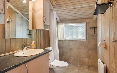 Valpuri - 1.3Km to the Fjord: Loodgieterswerkinrichting, Wastafel In De Badkamer, Flooring, Wastafel, Hout, Verdieping, Badkamer, Interieur Ontwerp, Kraan, Plafond