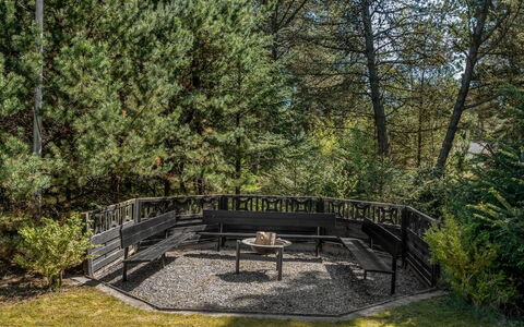 Valpuri - 1.3Km to the Fjord: Hout, Buitenmeubels, Woud, Tuin, Schaduw, Bos, Landscaping, Buitentafel, Park, Bank