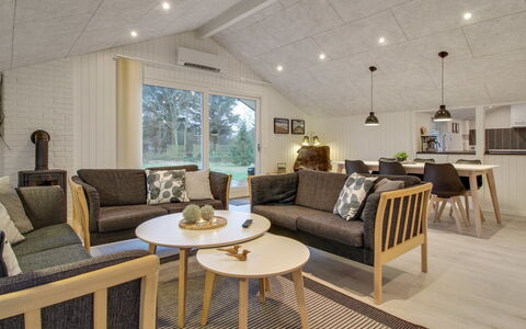 Ria - 250M from the Sea: Hout, Interieur Ontwerp, Plafond, Flooring, Meubilair, Verdieping, Huis, Woonkamer, Lichte Inrichting, Bankstel