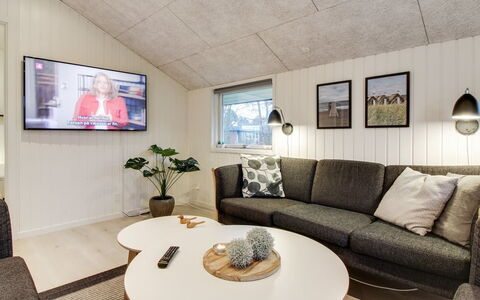 Ria - 250M from the Sea: Interieur Ontwerp, Flooring, Plafond, Verdieping, Huis, Woonkamer, Bankstel, Meubilair, Lichte Inrichting, Kamer