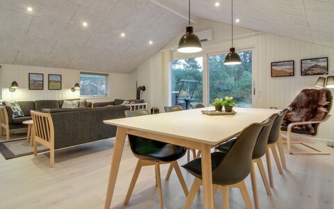 Ria - 250M from the Sea: Hout, Flooring, Interieur Ontwerp, Meubilair, Verdieping, Huis, Woonkamer, Houten Vloer, Plafond, Keuken En Eettafel
