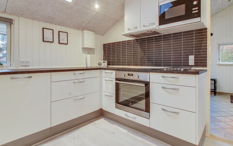 Ria - 250M from the Sea: Flooring, Hout, Interieur Ontwerp, Verdieping, Countertop, Keuken, Plafond, Cabinetry, Loodgieterswerkinrichting, Kamer
