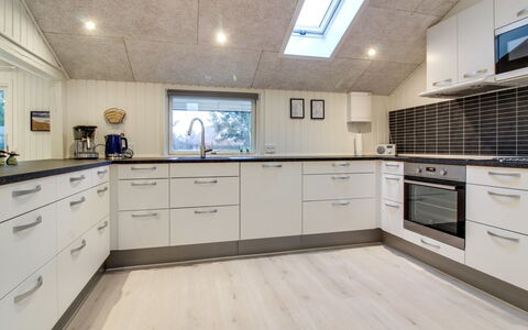 Ria - 250M from the Sea: Hout, Flooring, Keuken, Countertop, Interieur Ontwerp, Plafond, Verdieping, Cabinetry, Major Appliance, Toestel Van De Keuken