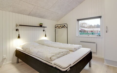 Ria - 250M from the Sea: Hout, Plafond, Slaapkamer, Interieur Ontwerp, Huis, Bed, Bedding, Kamer, Bed Frame, Laken
