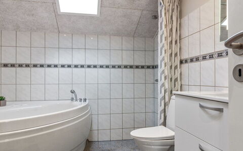 Ria - 250M from the Sea: Flooring, Badkamer, Loodgieterswerkinrichting, Verdieping, Interieur Ontwerp, Toilet, Wc Bril, Tegel, Loodgieter, Kamer