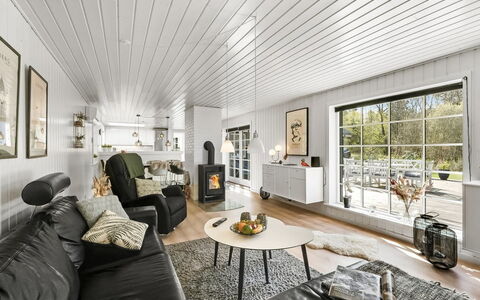 Ufred - 1.3Km to the Fjord: Interieur Ontwerp, Plafond, Hout, Flooring, Verlichting, Huis, Woonkamer, Verdieping, Lichte Inrichting, Meubilair
