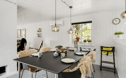 Ufred - 1.3Km to the Fjord: Meubilair, Interieur Ontwerp, Hout, Lichte Inrichting, Plafond, Flooring, Keuken En Eettafel, Eetkamer, Tafel, Stoel