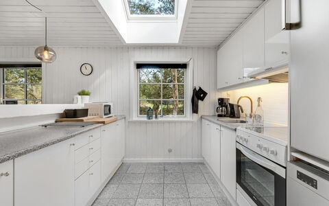 Ufred - 1.3Km to the Fjord: Hout, Keuken, Flooring, Interieur Ontwerp, Plafond, Countertop, Major Appliance, Toestel Van De Keuken, Huis, Verdieping