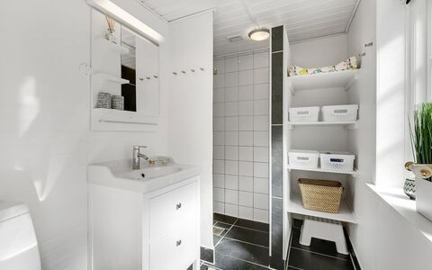 Ufred - 1.3Km to the Fjord: Interieur Ontwerp, Muur, Flooring, Verdieping, Loodgieterswerkinrichting, Badkamer, Badkamerkast, Plafond, Wastafel, Toilet