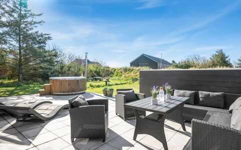 Thorlak - 1Km from the Sea: Meubilair, Buitenmeubels, Hardwood, Tuin, Schaduw, Stoel, Dek, Landscaping, Plank, Buitentafel