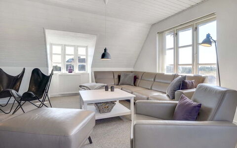 Domnika - 350M from the Sea: Meubilair, Interieur Ontwerp, Bankstel, Hout, Flooring, Woonkamer, Verdieping, Huis, Plafond, Kamer