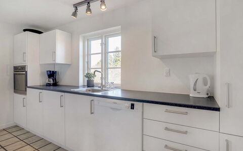 Domnika - 350M from the Sea: Keuken, Countertop, Flooring, Cabinetry, Interieur Ontwerp, Toestel Van De Keuken, Verdieping, Loodgieterswerkinrichting, Meubilair, Major Appliance