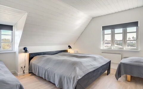 Domnika - 350M from the Sea: Slaapkamer, Flooring, Hout, Bed, Plafond, Verdieping, Interieur Ontwerp, Bedding, Laken, Huis