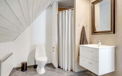 Domnika - 350M from the Sea: Flooring, Verdieping, Loodgieterswerkinrichting, Muur, Badkamer, Interieur Ontwerp, Hout, Toilet, Plafond, Wastafel