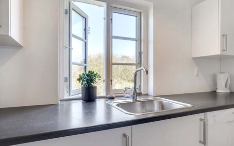 Domnika - 350M from the Sea: Gootsteen, Countertop, Keuken, Flooring, Interieur Ontwerp, Loodgieterswerkinrichting, Verdieping, Kraan, Cabinetry, Wastafel