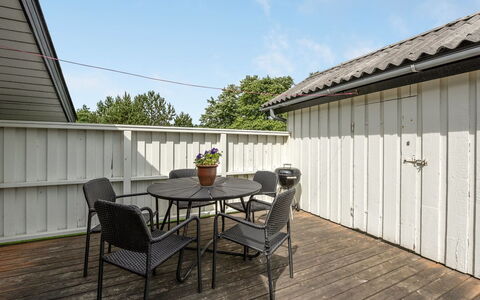 Gorazd - 1.2Km from the Sea: Hout, Dak, Architectuur, Huis, Huis, Verblijf, Siding, Hardwood, Helling, Landgoed