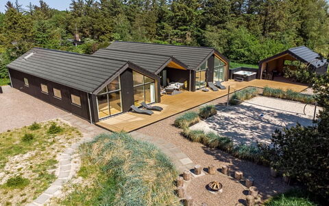 Menja - 1.4Km from the Sea: Meubilair, Interieur Ontwerp, Flooring, Verdieping, Plafond, Kamer, Stoel, Tafel, Appartement, Keuken En Eettafel