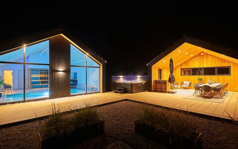Menja - 1.4Km from the Sea: Meubilair, Interieur Ontwerp, Flooring, Verdieping, Plafond, Kamer, Stoel, Tafel, Appartement, Keuken En Eettafel