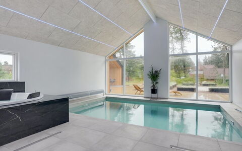 Menja - 1.4Km from the Sea: Meubilair, Interieur Ontwerp, Flooring, Verdieping, Plafond, Kamer, Stoel, Tafel, Appartement, Keuken En Eettafel
