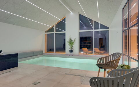 Menja - 1.4Km from the Sea: Meubilair, Interieur Ontwerp, Flooring, Verdieping, Plafond, Kamer, Stoel, Tafel, Appartement, Keuken En Eettafel