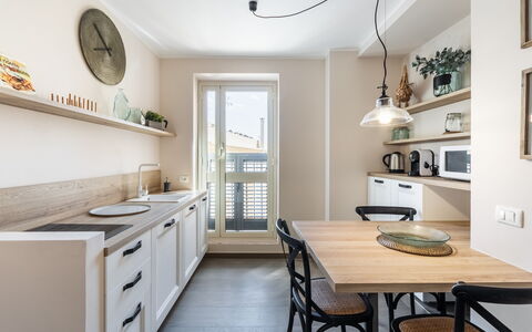 Donna Rosa Holiday Home: Eigendom, Meubilair, Cabinetry, Wit, Tafel, Countertop, Hout, Verlichting, Interieur Ontwerp, Keuken
