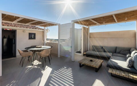 Donna Rosa Holiday Home: Meubilair, Lucht, Bankstel, Tafel, Hout, Schaduw, Interieur Ontwerp, Gebouw, Venster, Woonkamer